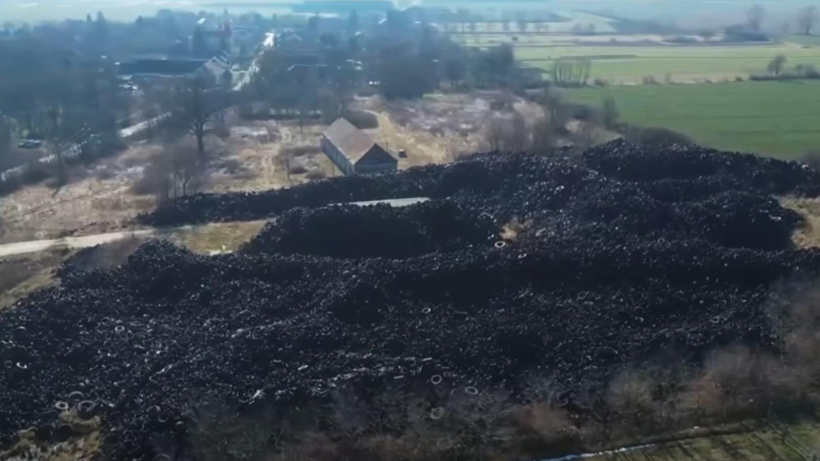 „Itt mindenki elpusztul, az biztos” – Magyar Péter videón mutatta be a  nagykölkedi illegális autógumi-lerakót