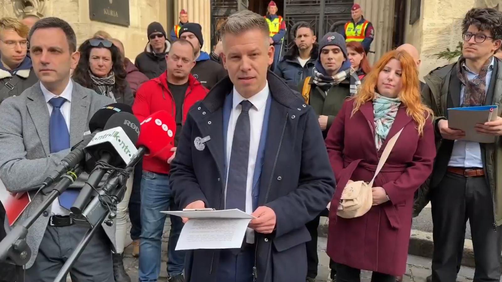 Magyar Péter a Kúria előtt március 2-án 