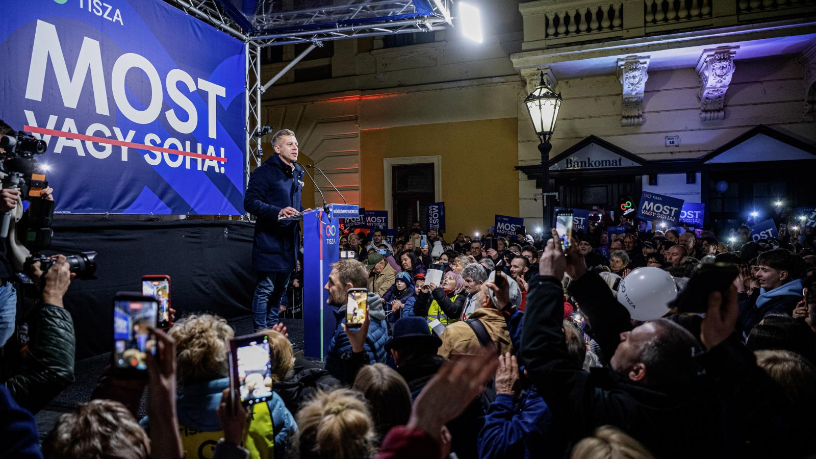 Magyar Péter: Kiparancsolták a zárt csarnokokból Orbán Viktort az orosz kampánytanácsadók