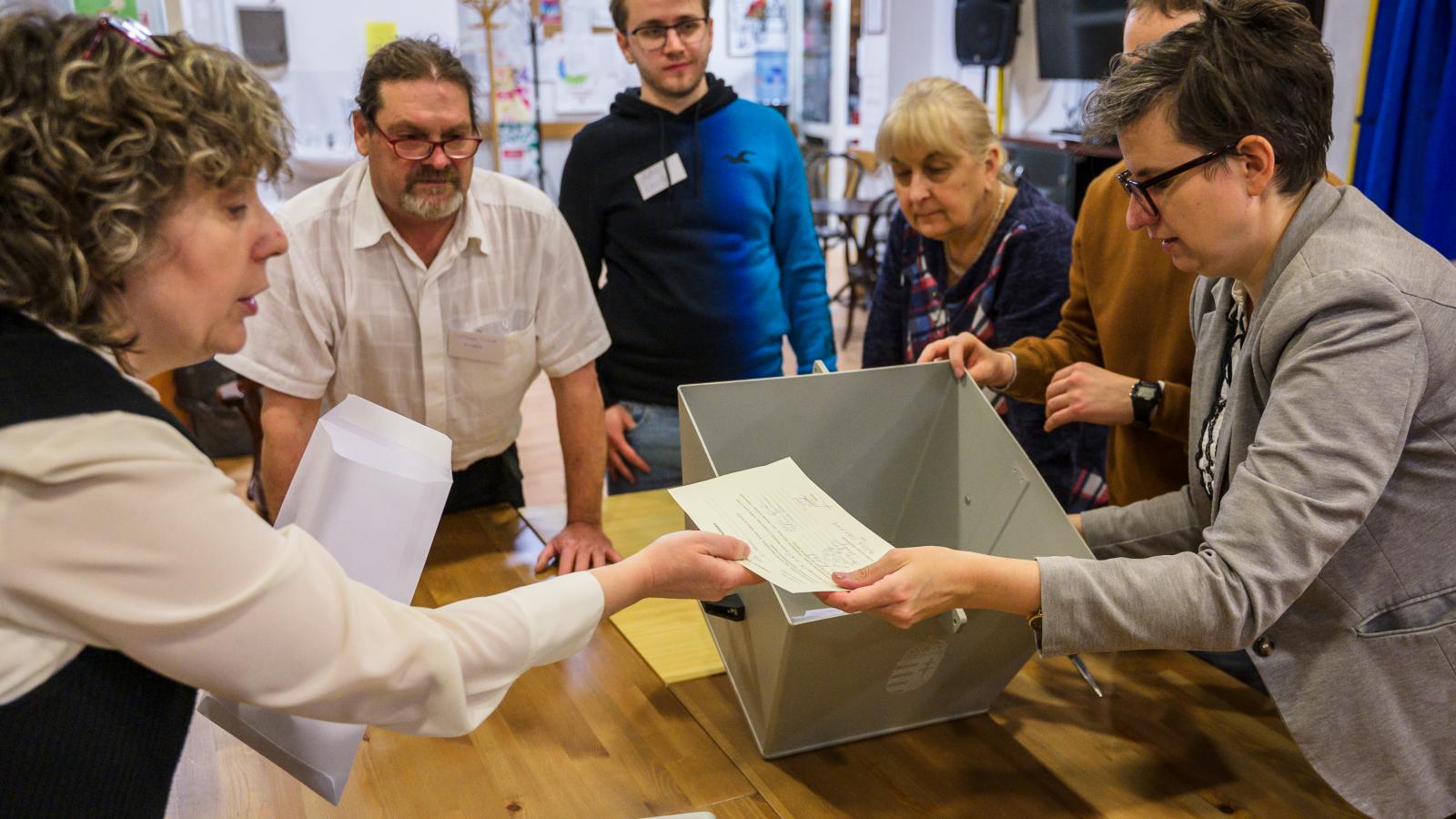 Levélszavazatok számlálása Budapesten a 2022-es EP-választásokon