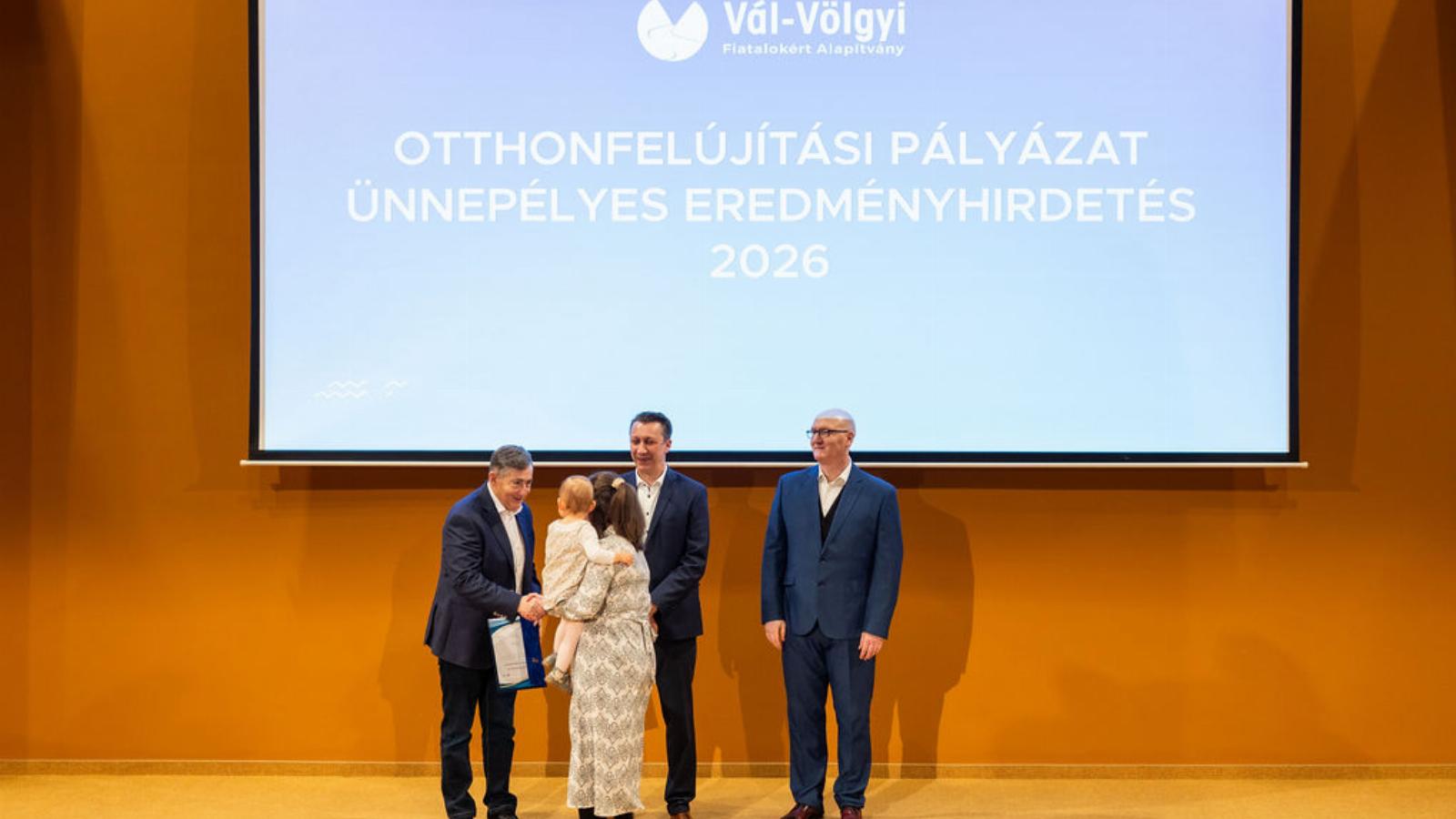 Mészáros Lőrinc 124 és fél milliós otthonfelújítási támogatást osztott ki Felcsút környékén