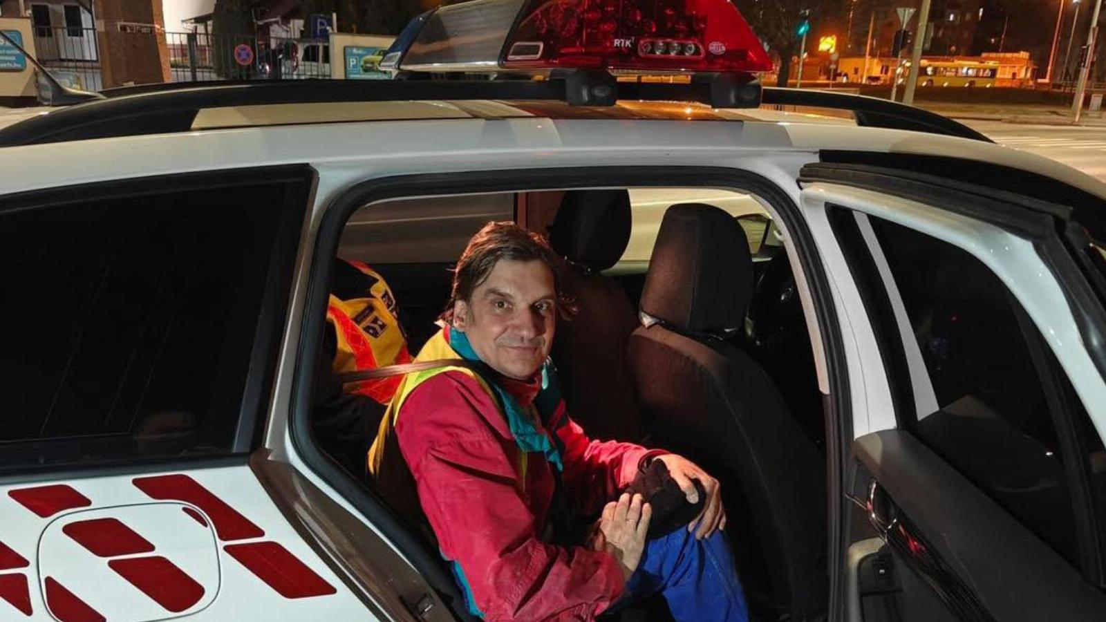 Házkutatást tartottak a kormányplakátokat „kijavító” pécsi jogásznál