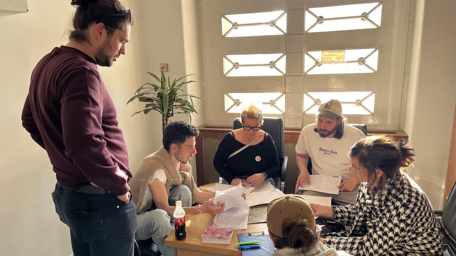 „Jó napot, a Fidesz-irodából küldtek, hogy jöjjek nektek aláírni”