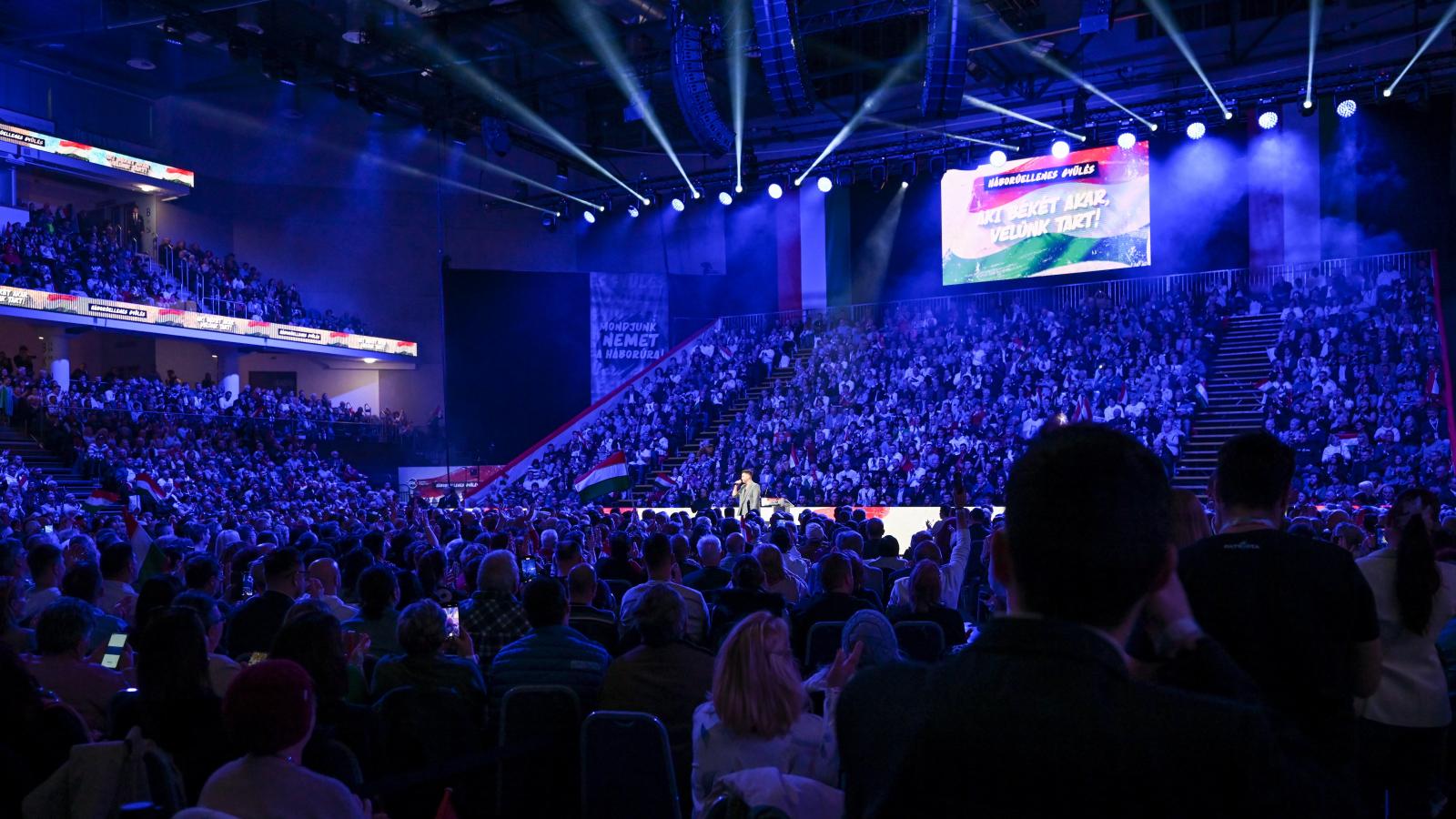 „Halál” – üzente Volodimir Zelenszkijnek az Oroszországból Magyarországra hozott kárpátaljai hadifogoly a debreceni DPK-gyűlésen