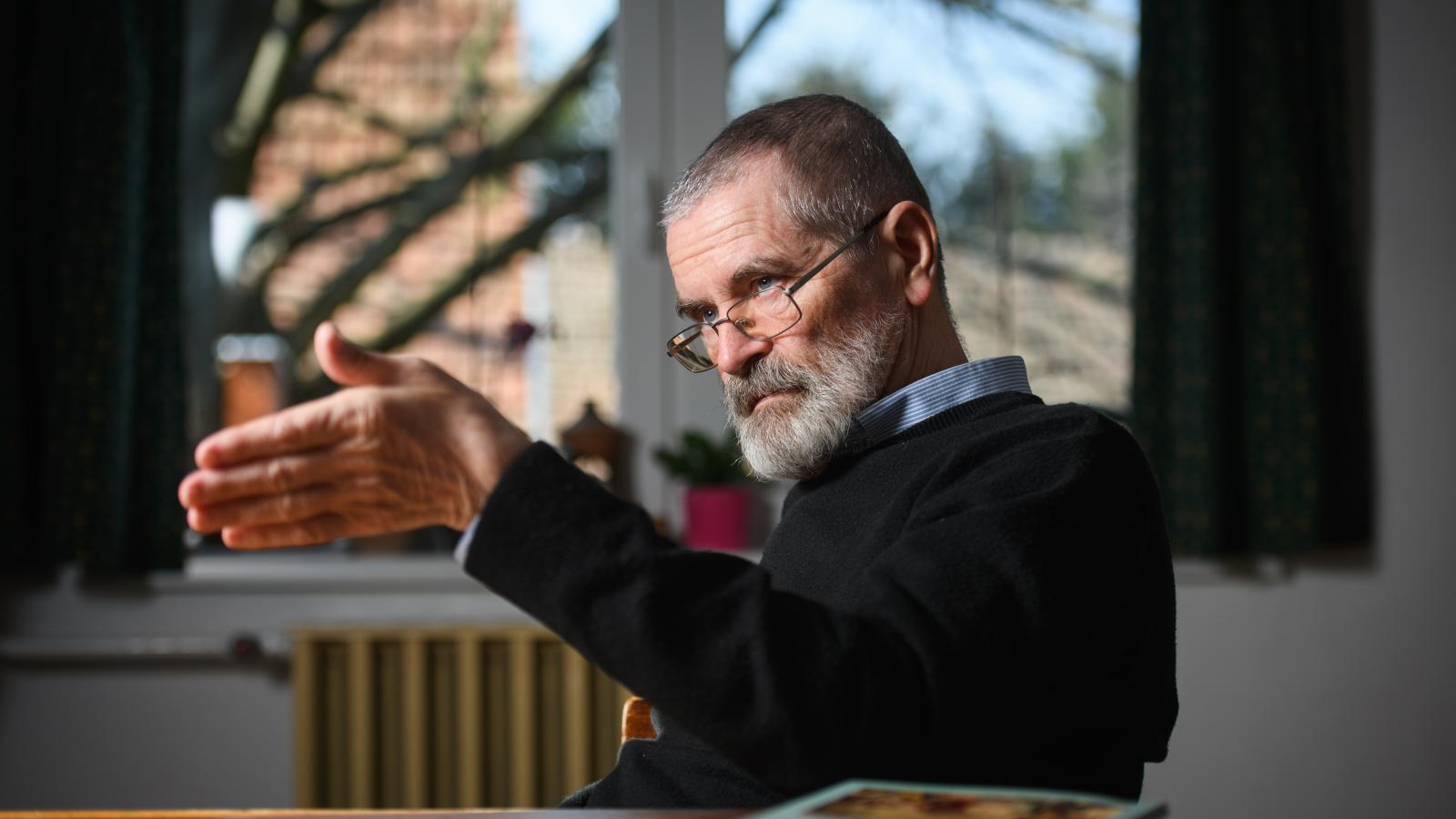 Elek István szerint a rendszer a szellemi és erkölcsi leromlásnak olyan mélységeibe jutott el mára, amiket korábban normális ésszel nem feltételezhettünk