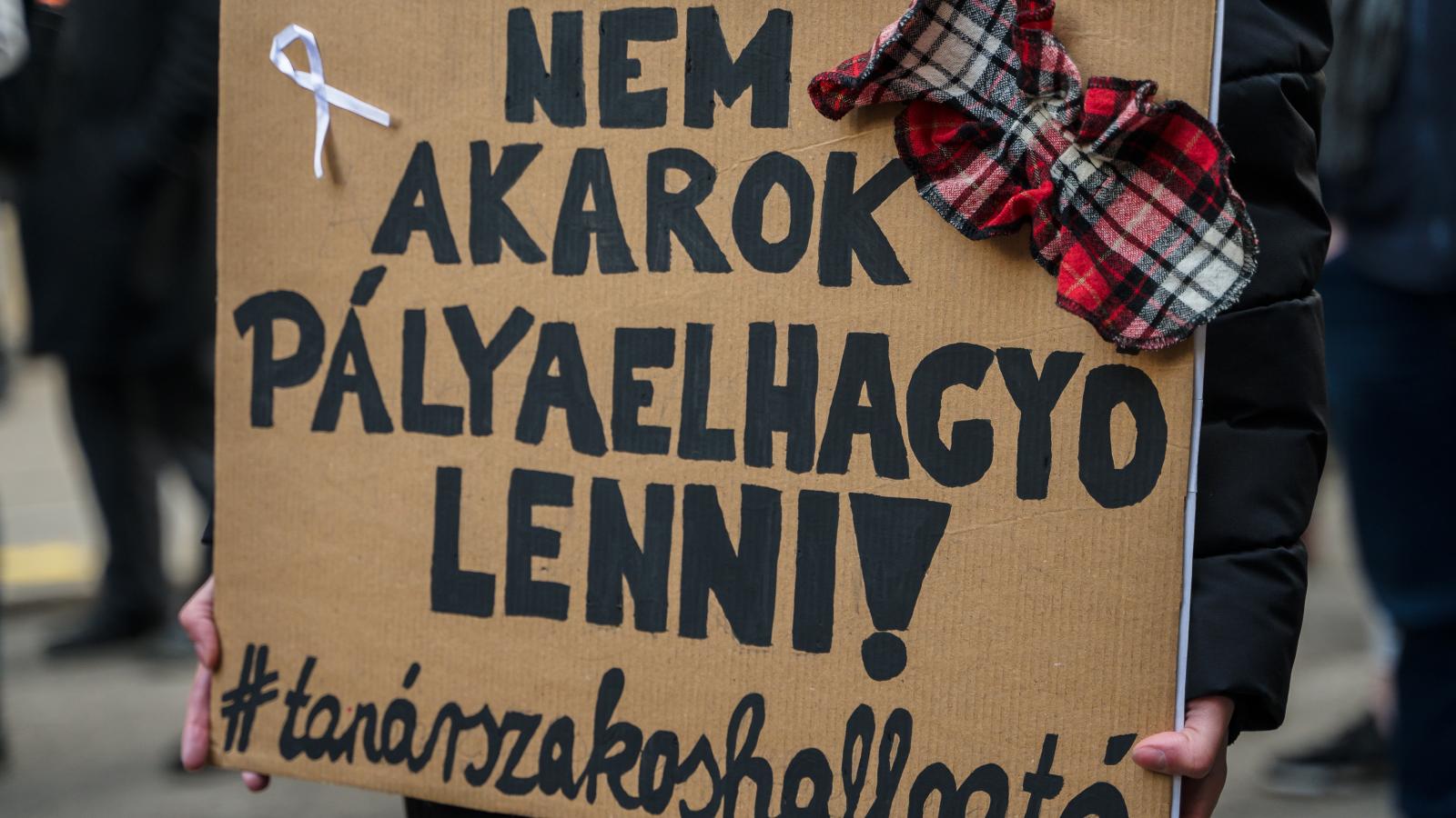 Egyre többet túlóráznak a tanárok, az Oktatási Hivatalban „többlettanításra” változtatták a „túlóra” kifejezést, miután kérdezősködni kezdtünk