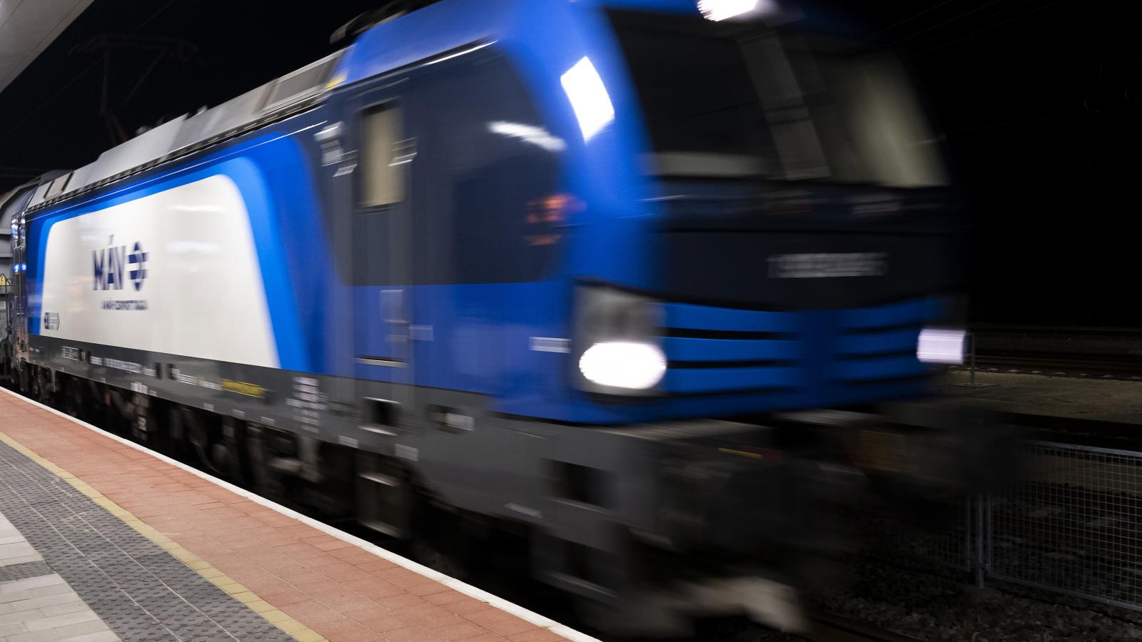 A műszaki ellenőrzés még nem zárult le, mégis elindult a teherforgalom a Budapest–Belgrád vasútvonalon