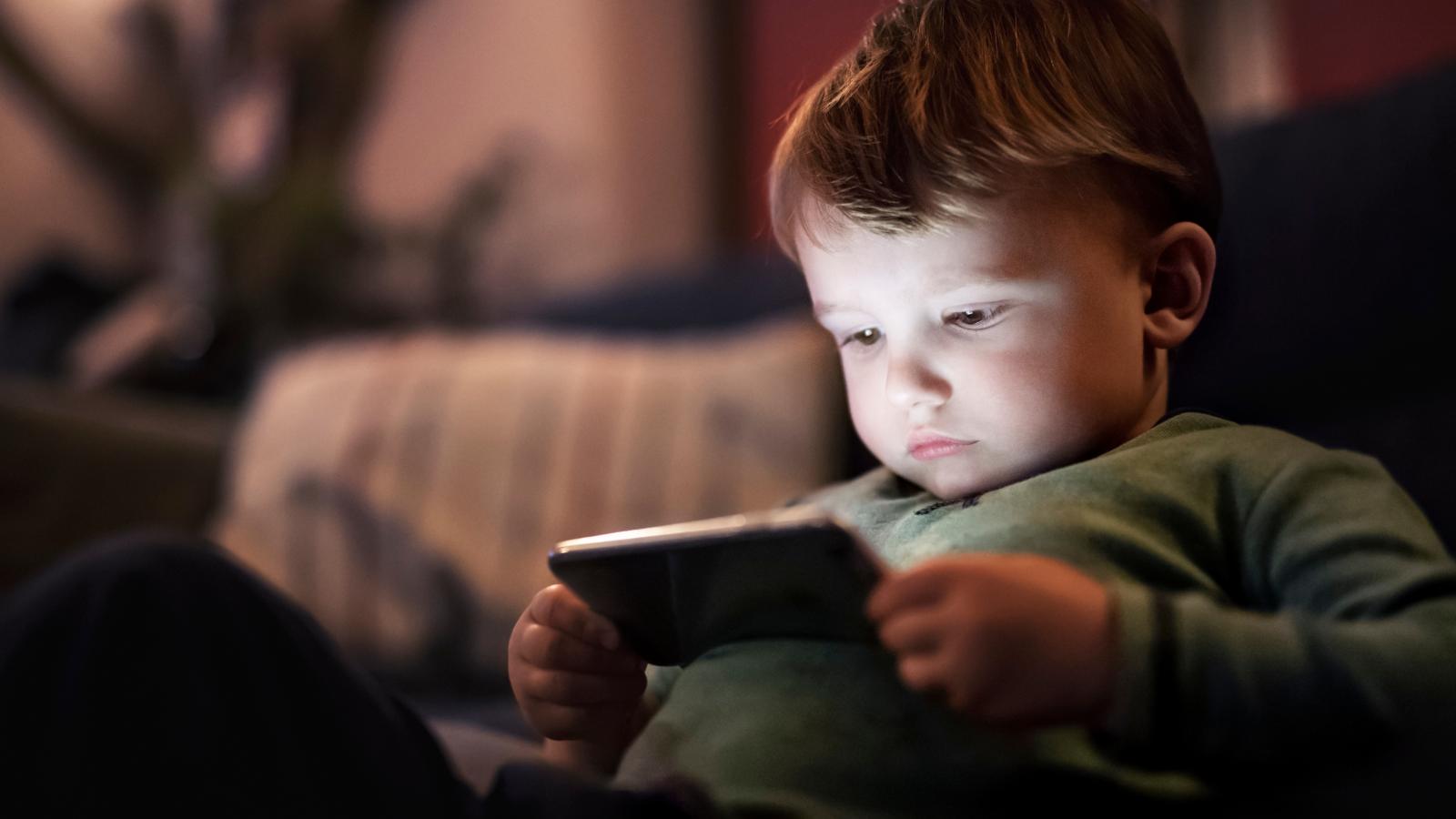 A szülő legyen a kisgyerek mellett, hogy hasznos időtöltés legyen a kütyühasználat