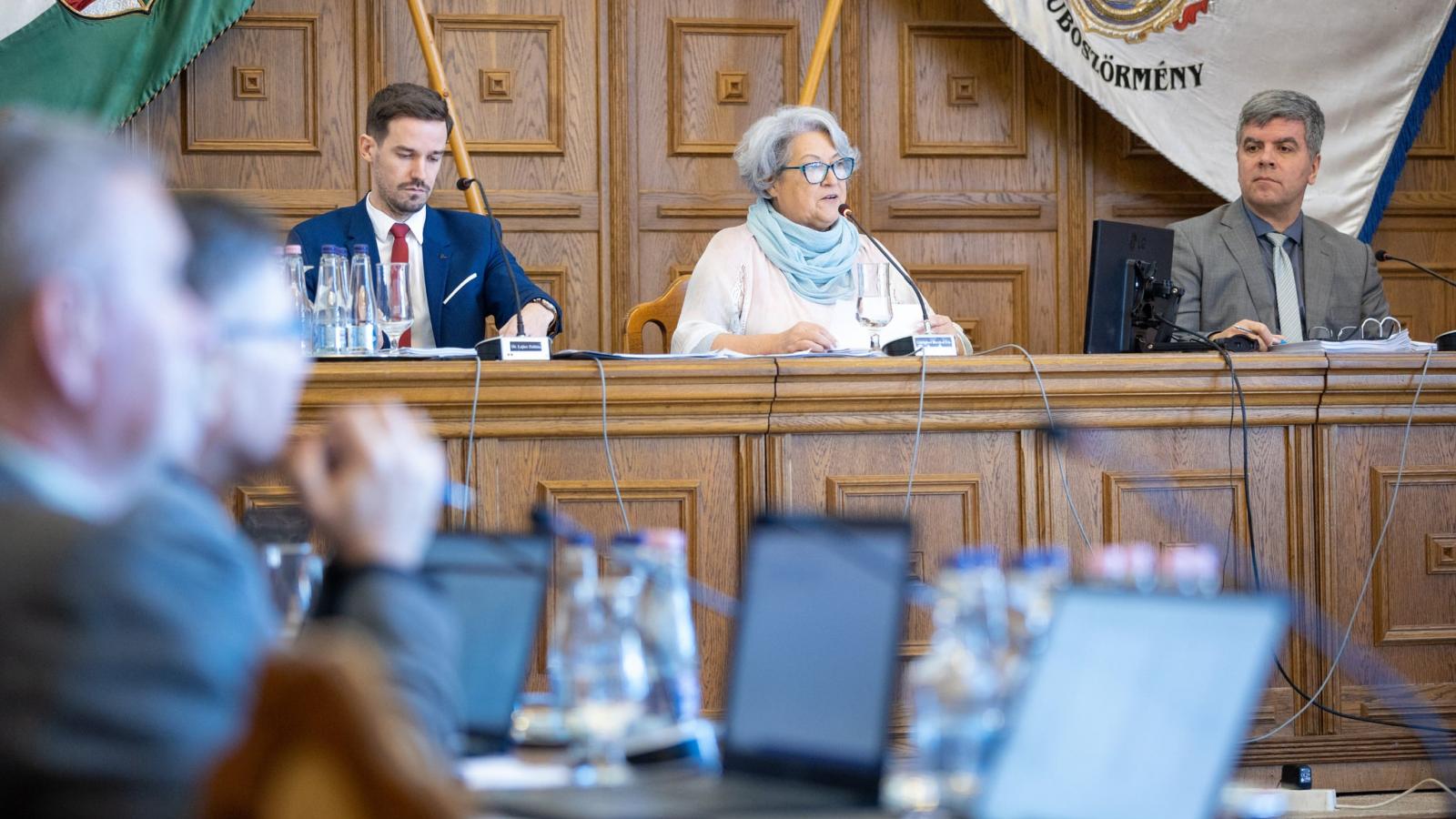 A fideszes vezetés idején olyan feladatokra is pluszpénz járt Hajdúböszörményben, amely valójában az érintettek munkakörébe tartozott