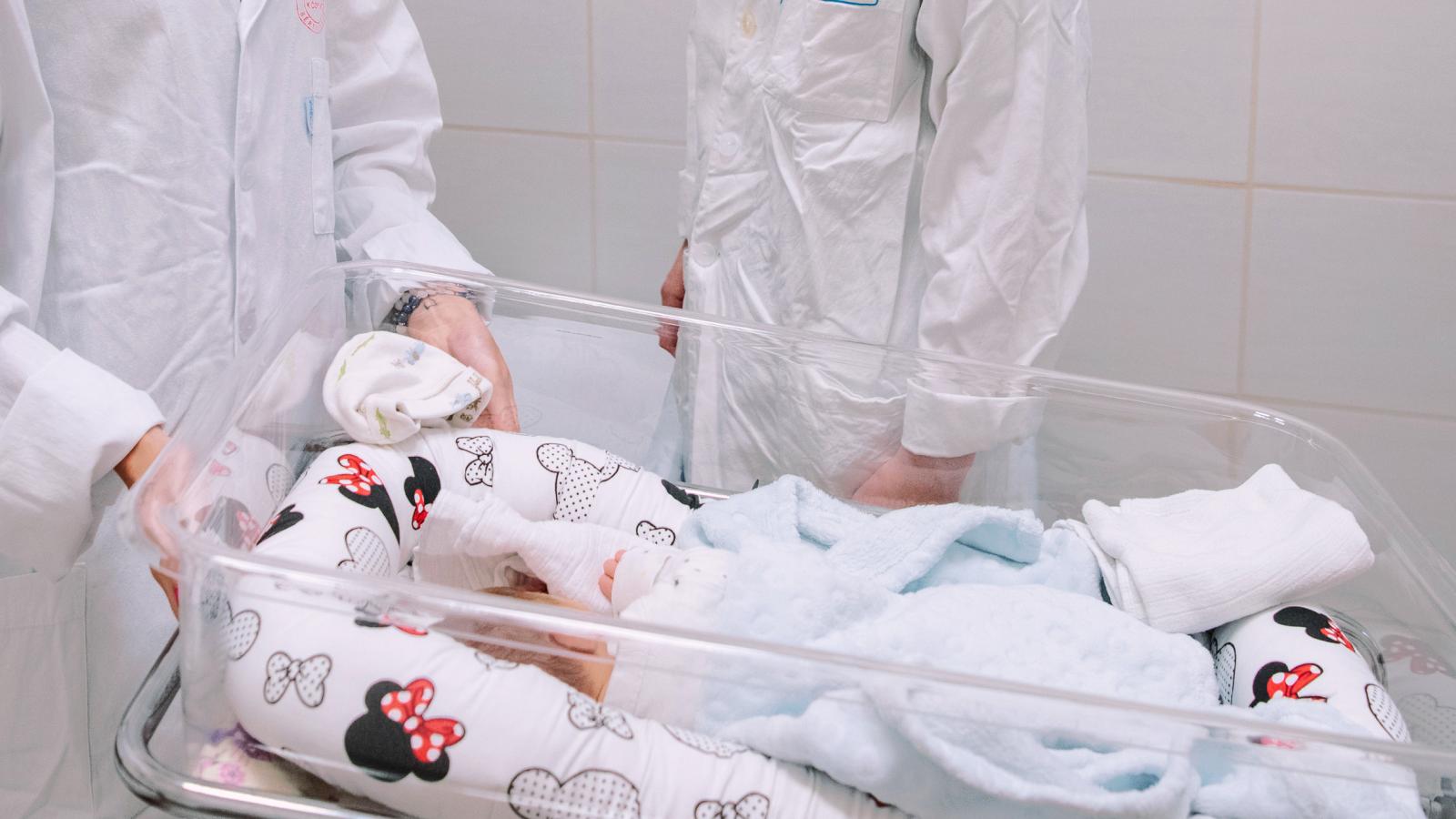 Döntött a Fővárosi Ítélőtábla, a felelős minisztériumok és az állami szervek tovább titkolhatják az adatokat a kórházban rekedt csecsemőkről