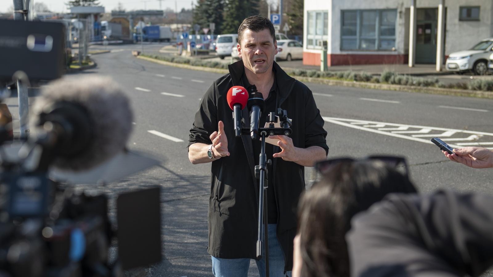 Czepek Gábor, az Energiaügyi Minisztérium parlamenti államtitkára sajtótájékoztatója a Barátság állapotát vizsgáló küldöttségről az ukrán-magyar határon március 11-én 