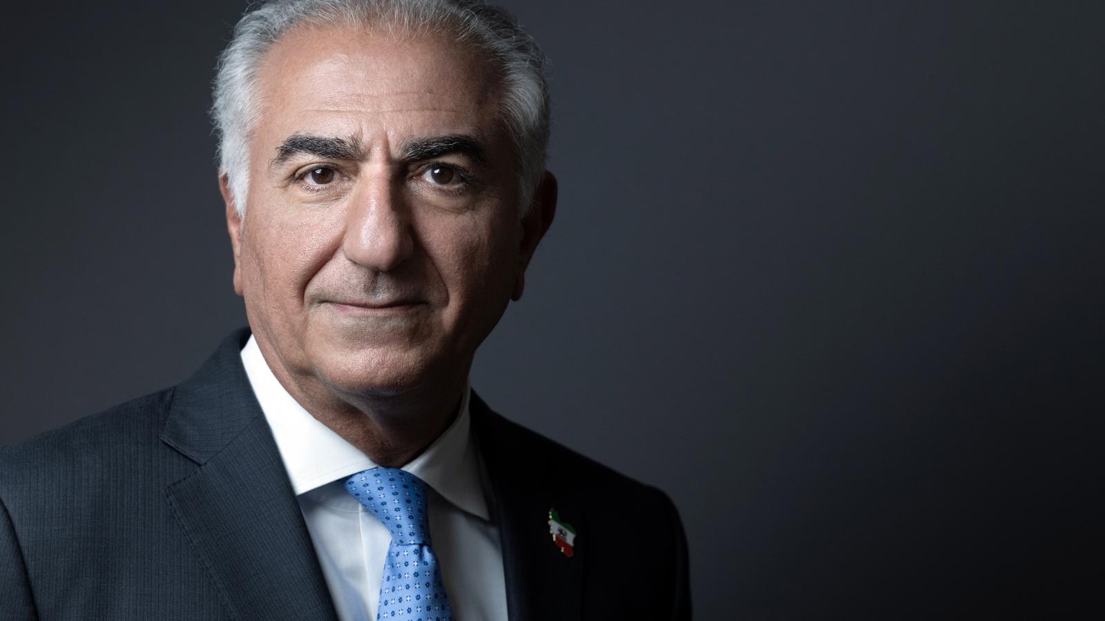 Reza Pahlavi lapunknak elmondta, Hamenei felelőssége mindaz a sok borzalom, amit évtizedek óta az ő nevében, az ő jóváhagyásával követtek el az iráni nép ellen, és az az elszigeteltség is, amiben az ország élt