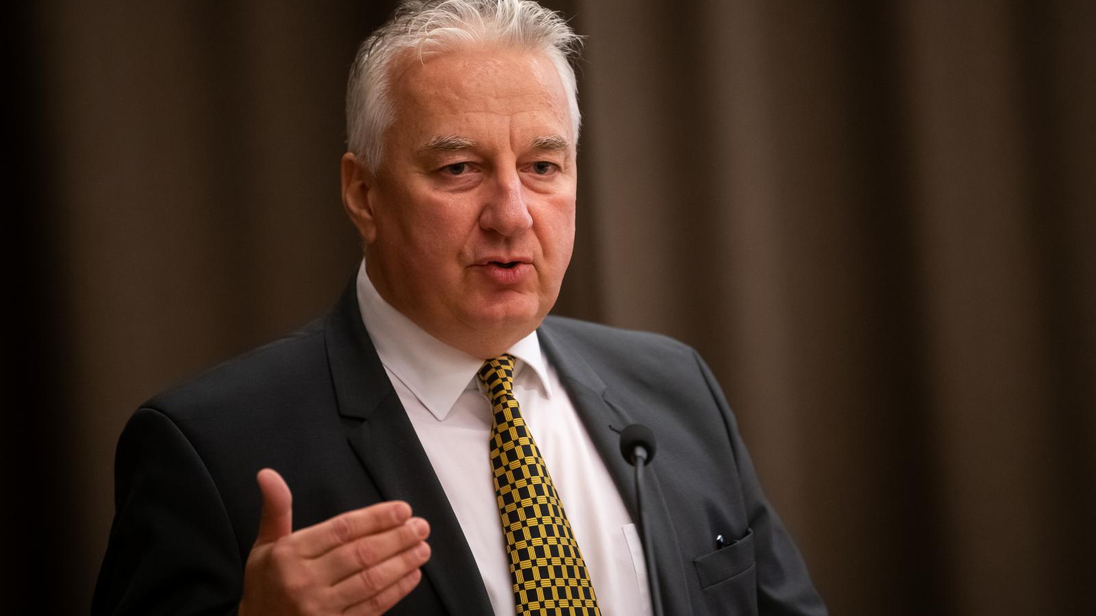 Feljelentést tett a Telex, miután a csákberényi polgármester kilökte a lap újságírónőit Semjén Zsolt fórumáról Kép