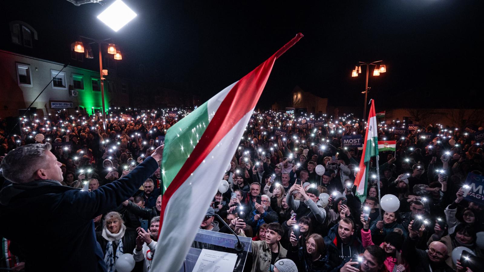 Tisza-gyűlés Mosonma­gyaróváron. Nekik áll a zászló