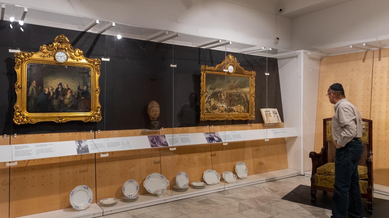 A nyomozáshoz lényegében csak a kiállítás tárgyai, családi legendák szóbeli morzsái és fotók álltak rendelkezésre