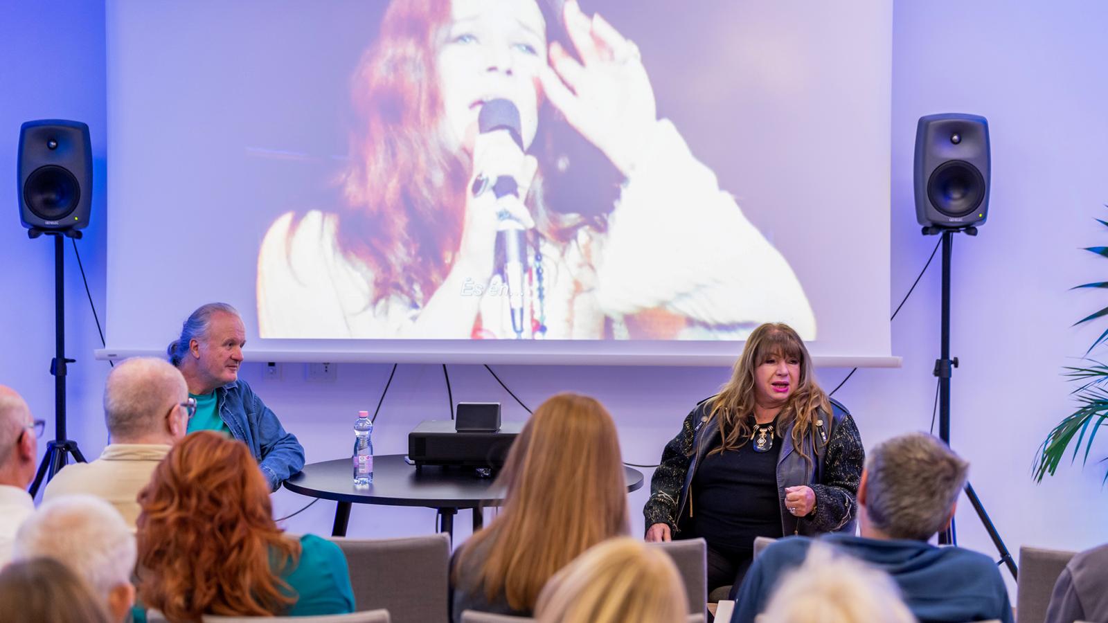 Zalatnay Sarolta egy Janis Joplin emlékesten 2025. októberében.