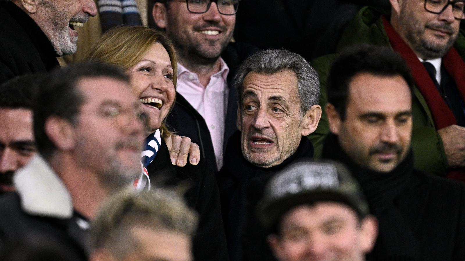 A börtönből három hét után kiengedett Sarkozy egy novemberi focimeccs lelátóján szórakoztatja politikusi társaságát