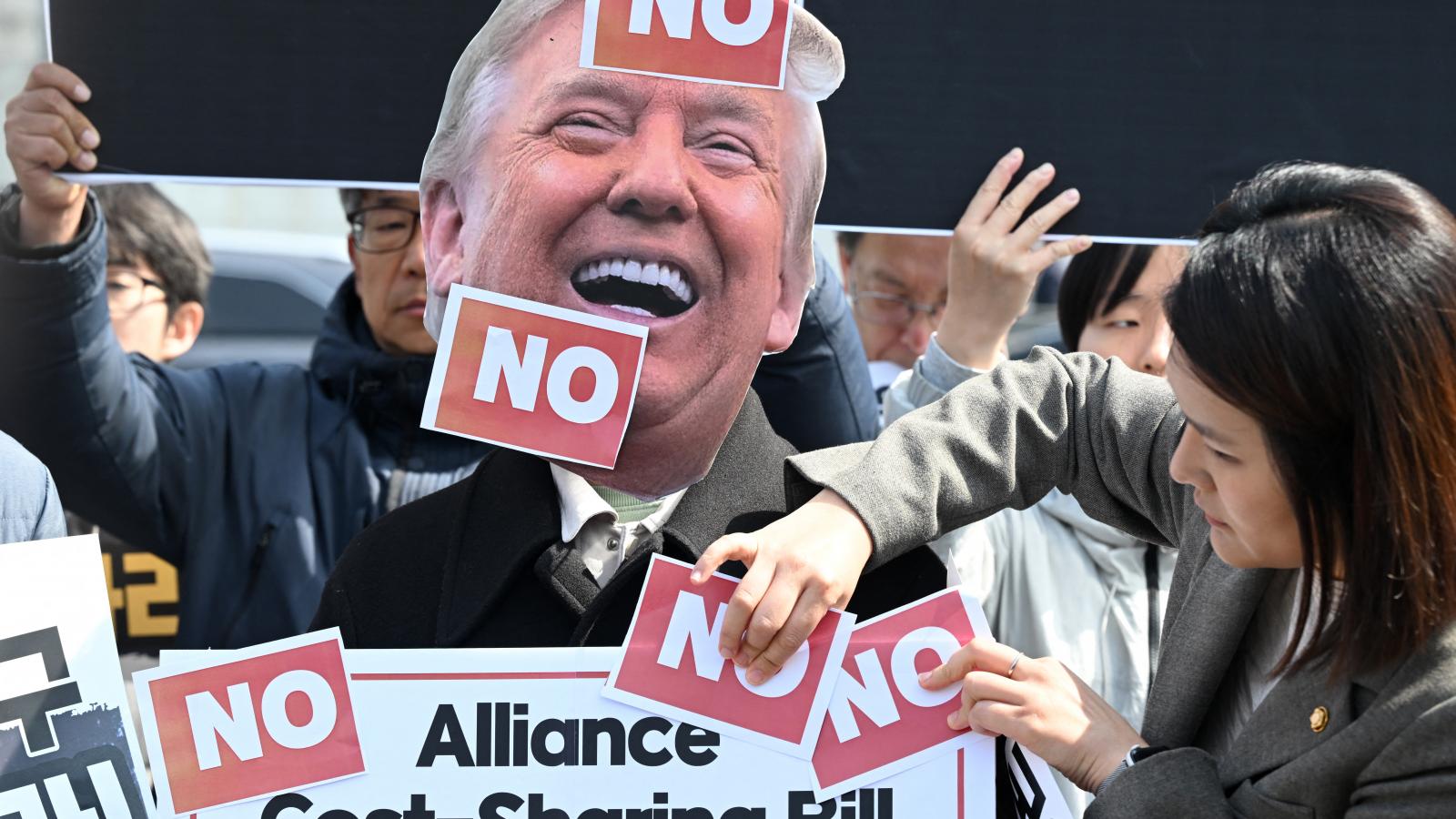 Dél-Koreában tüntettek hétfőn az amerikai elnök ellen