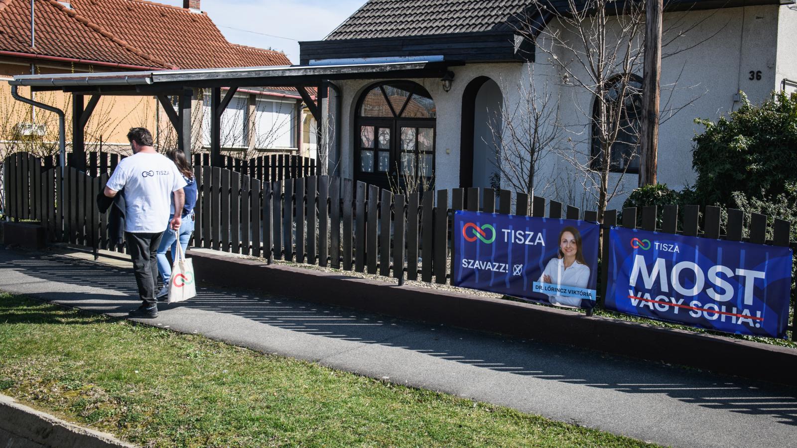 A somogyi 1-es választókerület valódi tiszás jelöltjének plakátja Kaposmérőn 