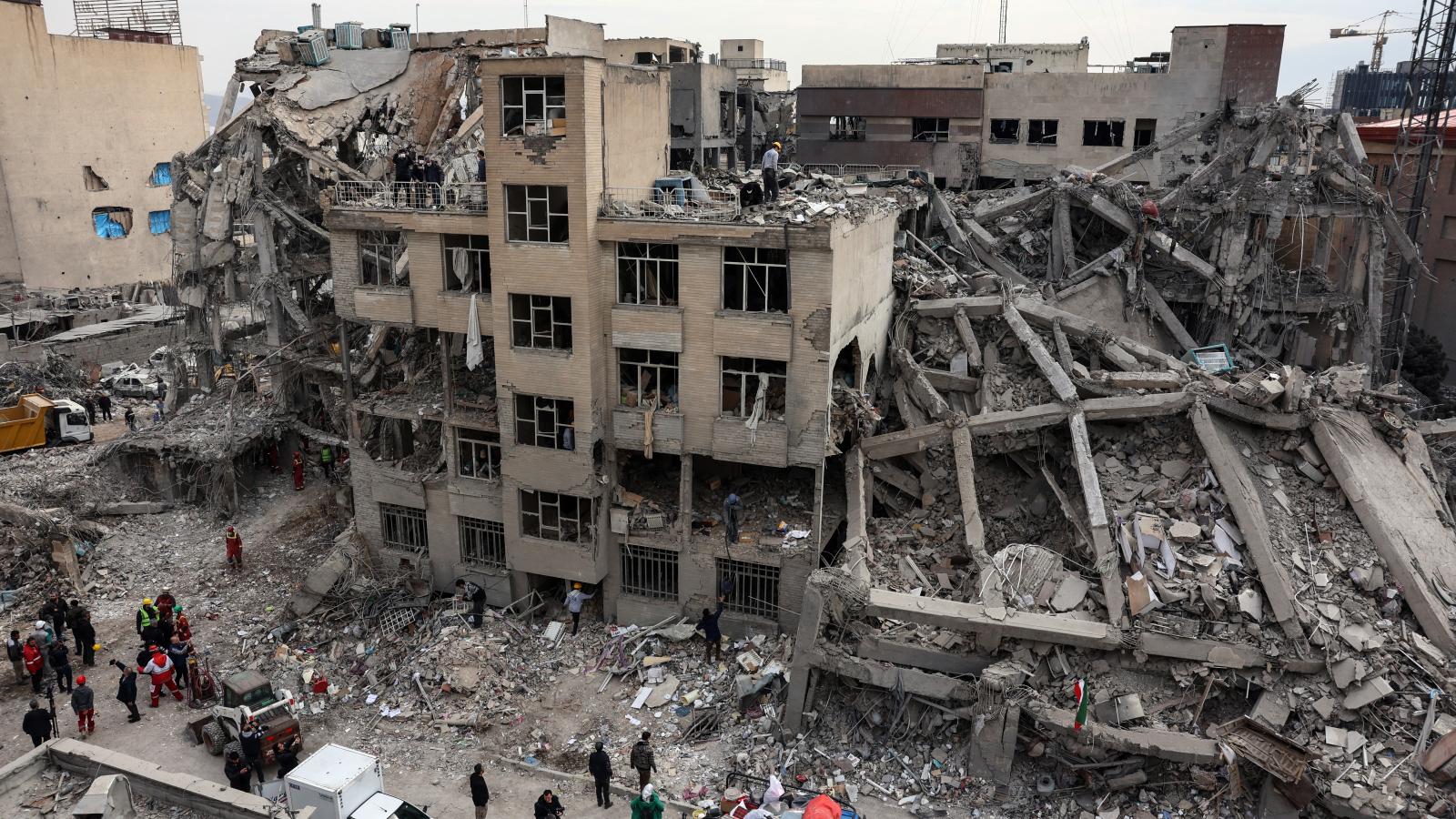 Az USA óriásbombákkal támadta a Hormuzi-szorost, Teherán megtorlást ígér az iráni vezető halála miatt