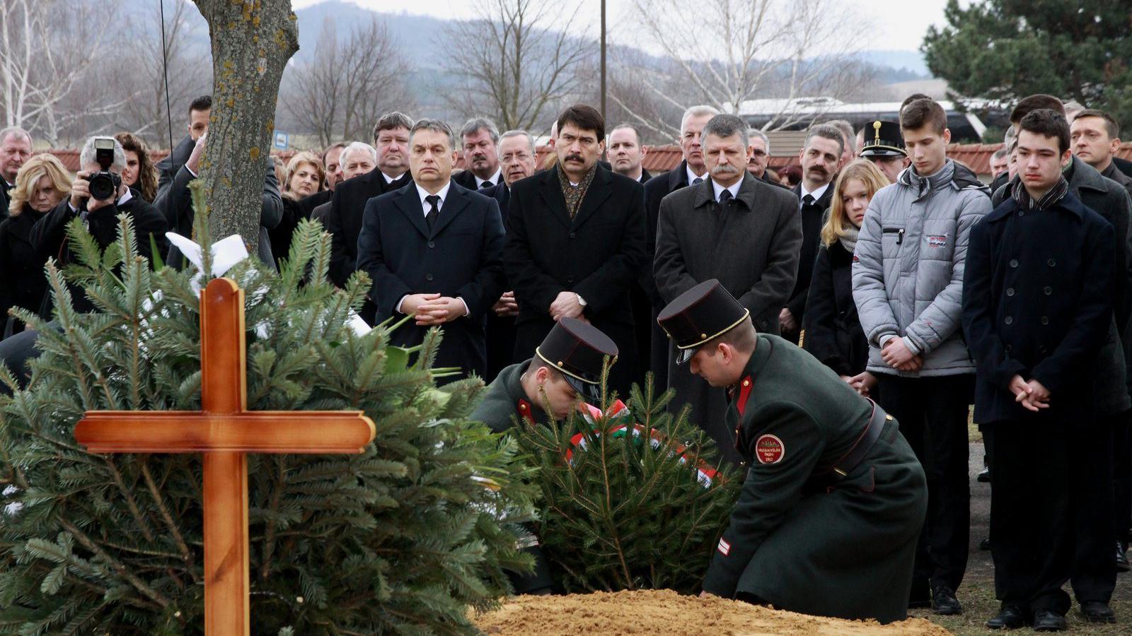 Szemben középen az első sorban Orbán Viktor miniszterelnök, Áder János köztársasági elnök és Kövér László, az Országgyűlés elnök