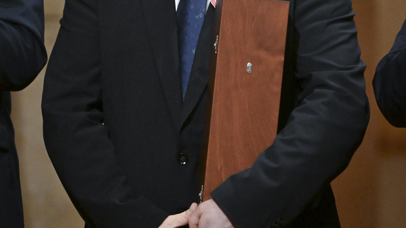 Lackfi János kezében a díja, a Kossuth- és Széchenyi-díjak ünnepélyes átadásán 2026. március 14-én.