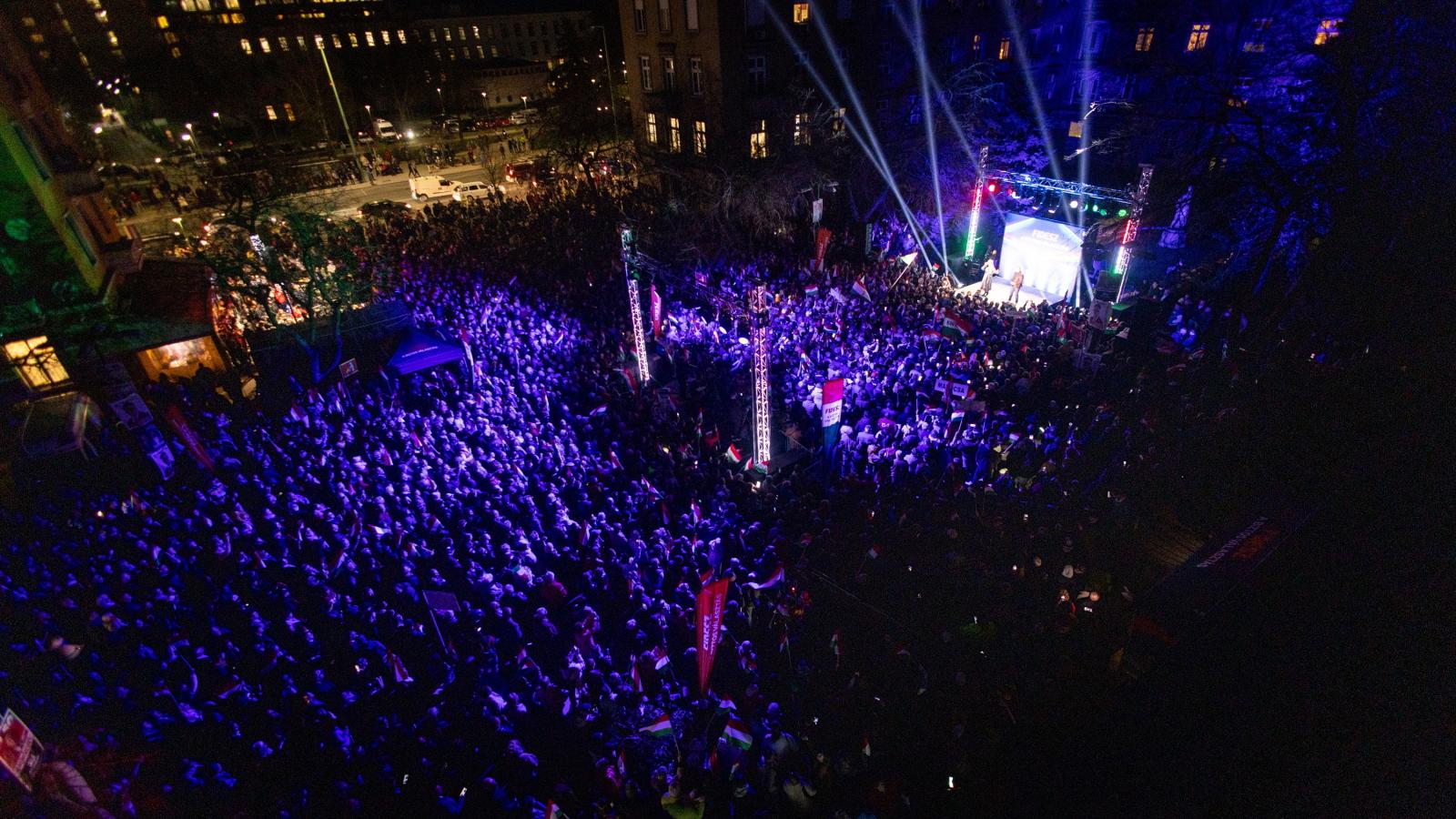 Zúgott egy kis „Mocskos Fidesz!” Orbán Viktor dunaújvárosi fellépése előtt