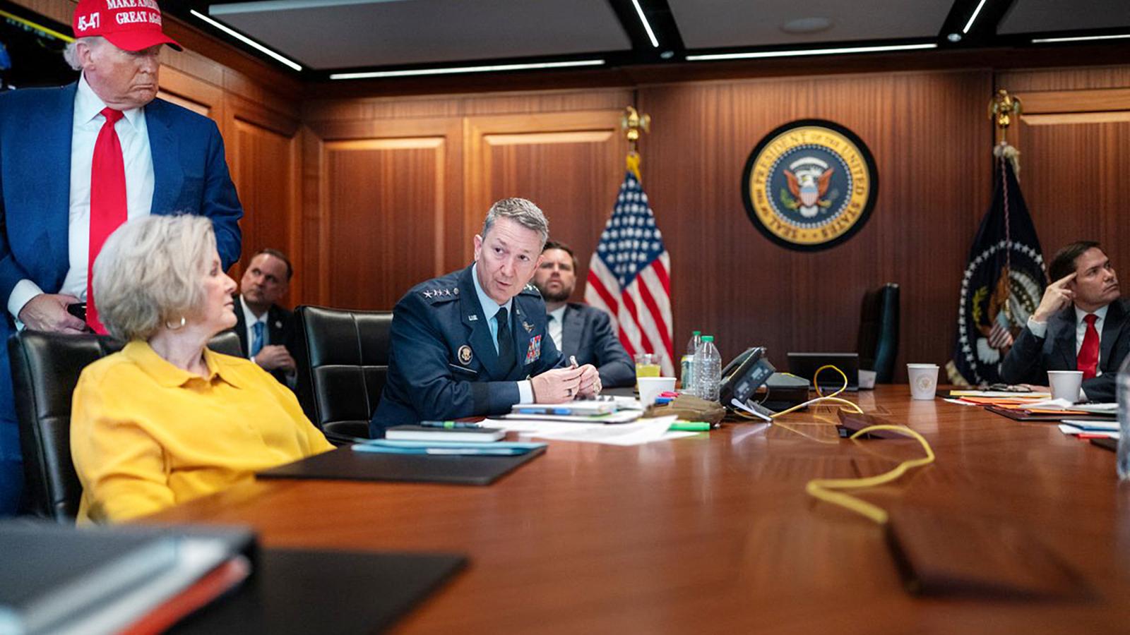 A patthelyzet nem jelent békét – az elnök, Caine tábornok, vezérkari főnök, az alelnök és Rubio (továbbá az írásban nem szereplő Susie Wiles, a Fehér Ház kabinetfőnöke)