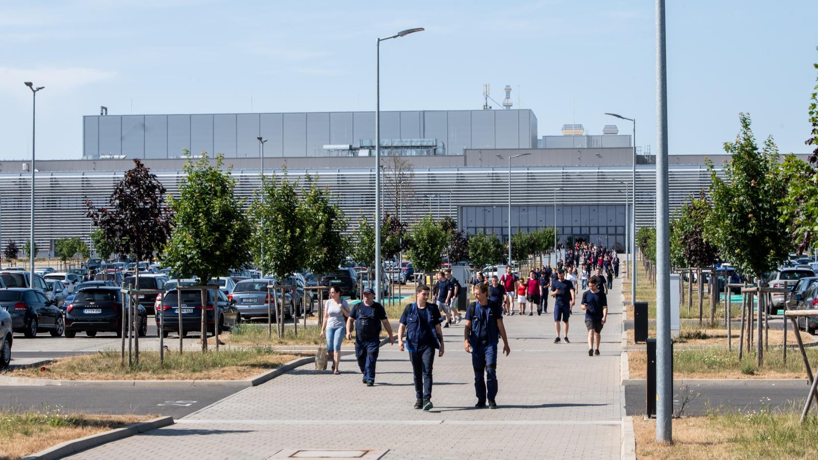 Folyamatosan ömlött a pénz az akkumulátor- és autógyáraknak adott támogatások révén;