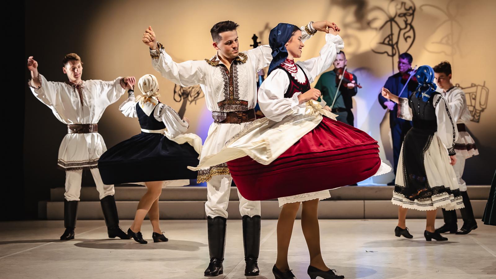 Erdélyi antológia a színpadon: jelenet a Magyar Állami Népi Együttes Édeskeserű című előadásából