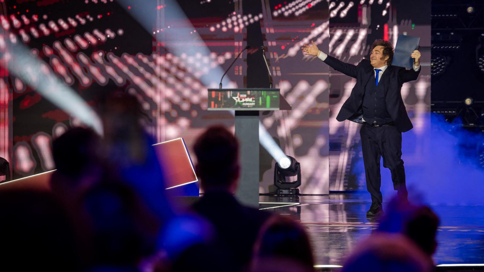 Javier Milei valóban úgy lépett Budapesten színpadra, mint egy rocksztár