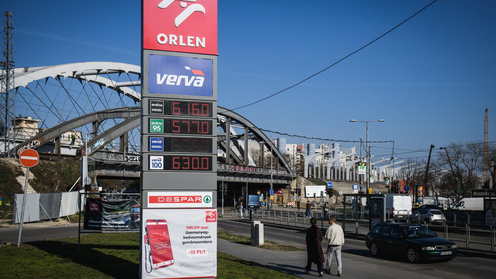 Az eddigi árkorlátozó és ezzel az inflációt csökkentő intézkedéseket március elején újabb követte: védett lett az üzemanyagár a hazai kutakon