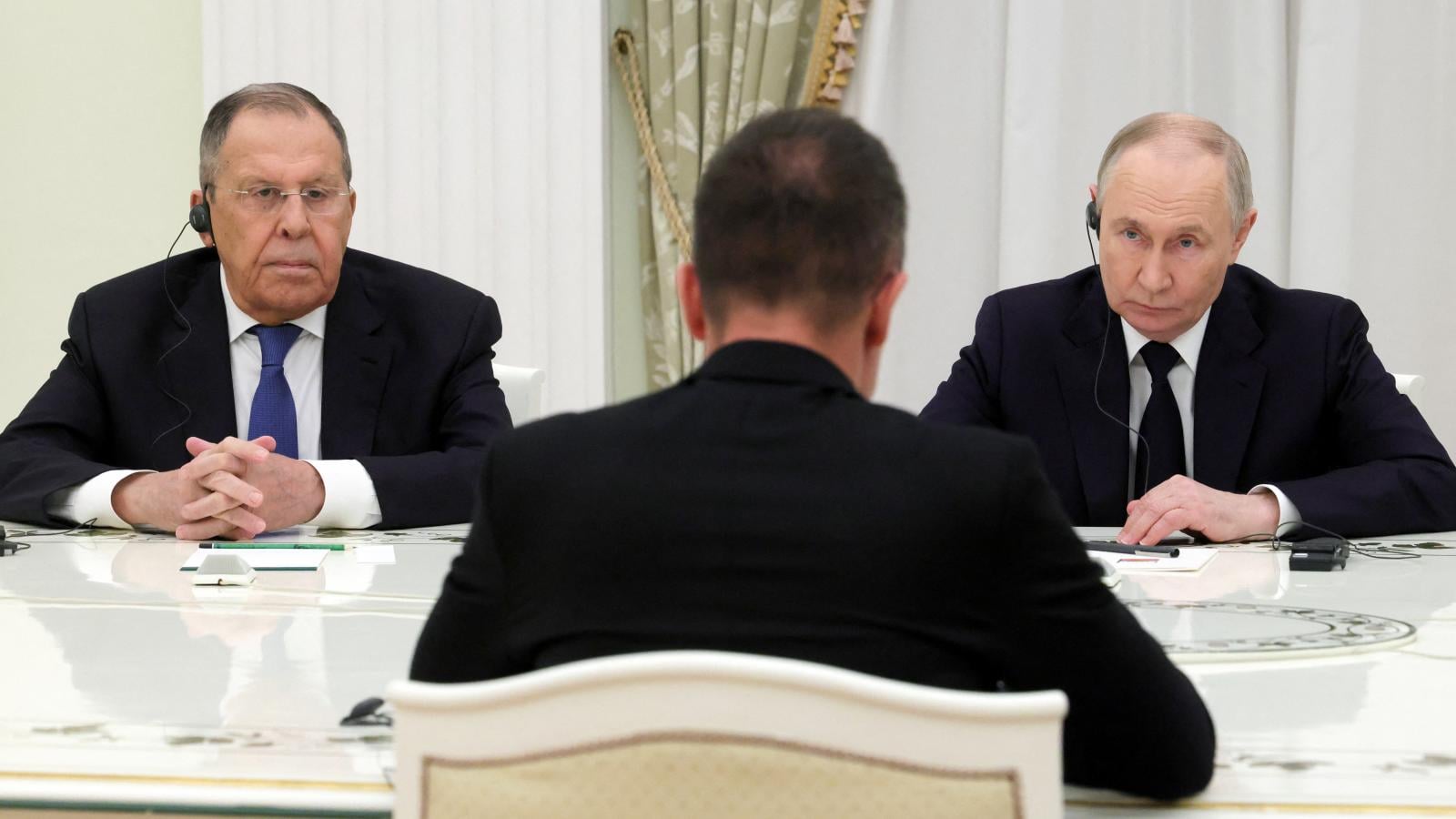 Vlagyimir Putyin fogadja Szijjártó Pétert a moszkvai Kreml szenátusi palotájában 2026. március 4-én. Az orosz elnök mellett Szergej Lavrov külügyminiszter
