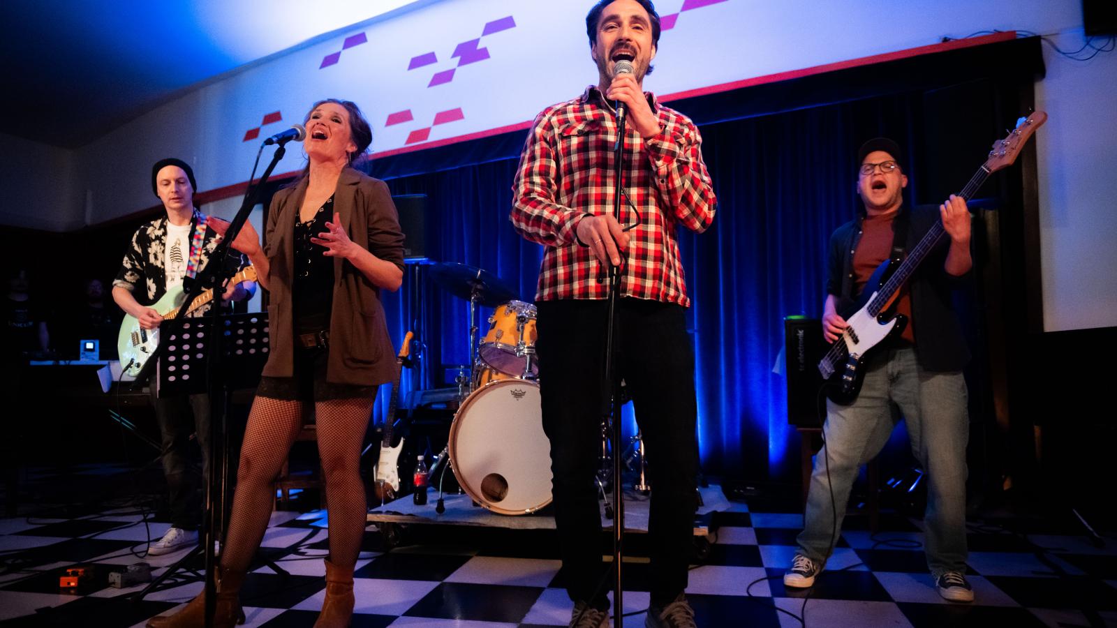 A Pintér Béla és Társulata koncertjén egy tűt sem lehetett leejteni az Átriumban