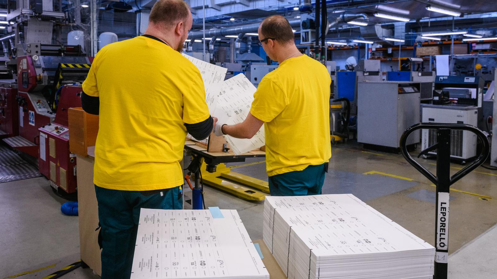 Orbán Viktor kampánylevelét kézbesítik a külföldön élő magyar levélszavazóknak, akár több tízezer halott is lehet a névjegyzékben