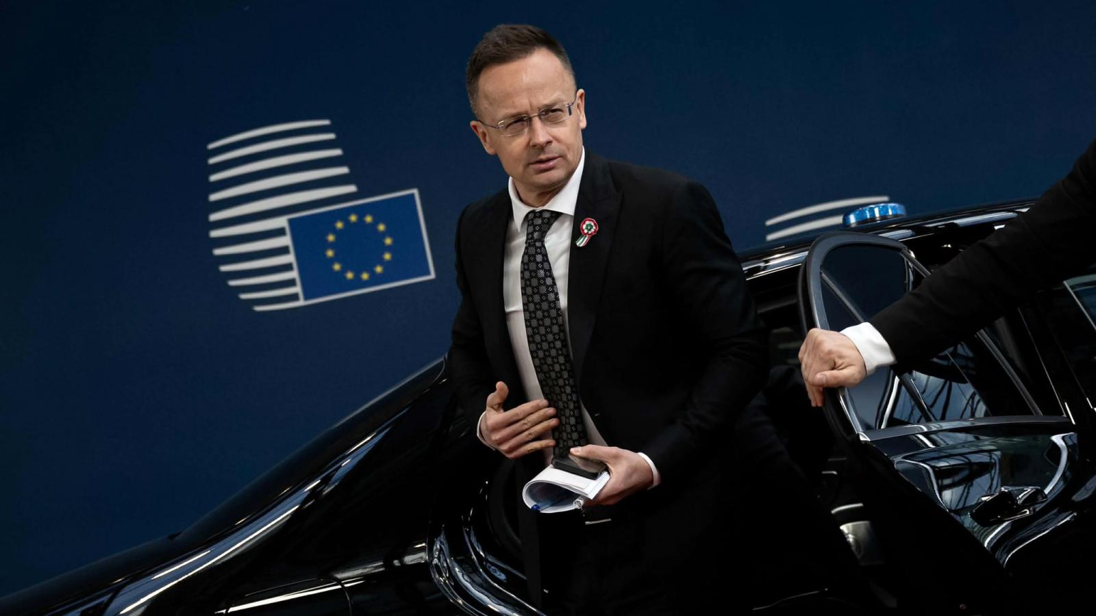 Telefonálásra kész. Szijjártó Péter megérkezik az EU székhelyére