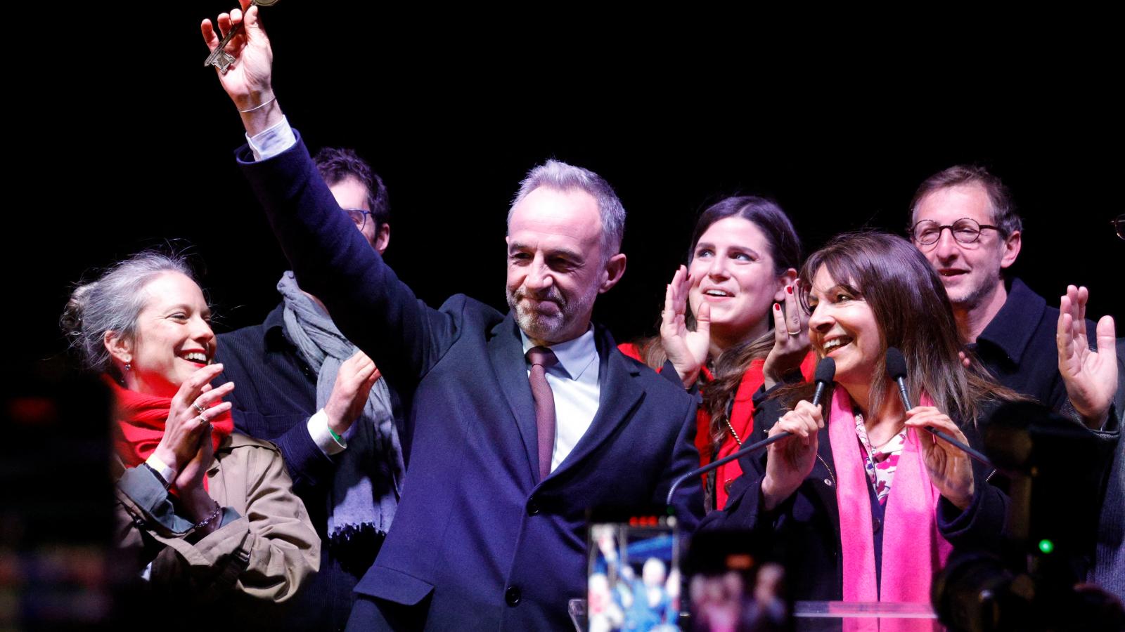 Emmanuel Grégoire a leköszönő polgármesterrel, Anne Hidalgóval ünnepel