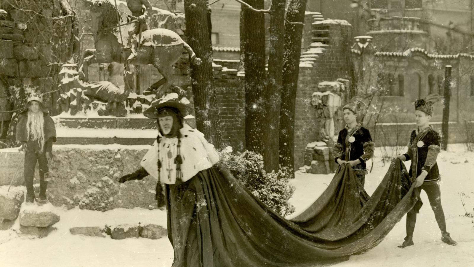 Strobl Alajos bíborosi jelmezben az Epreskertben, 1909 körül, archív fotó