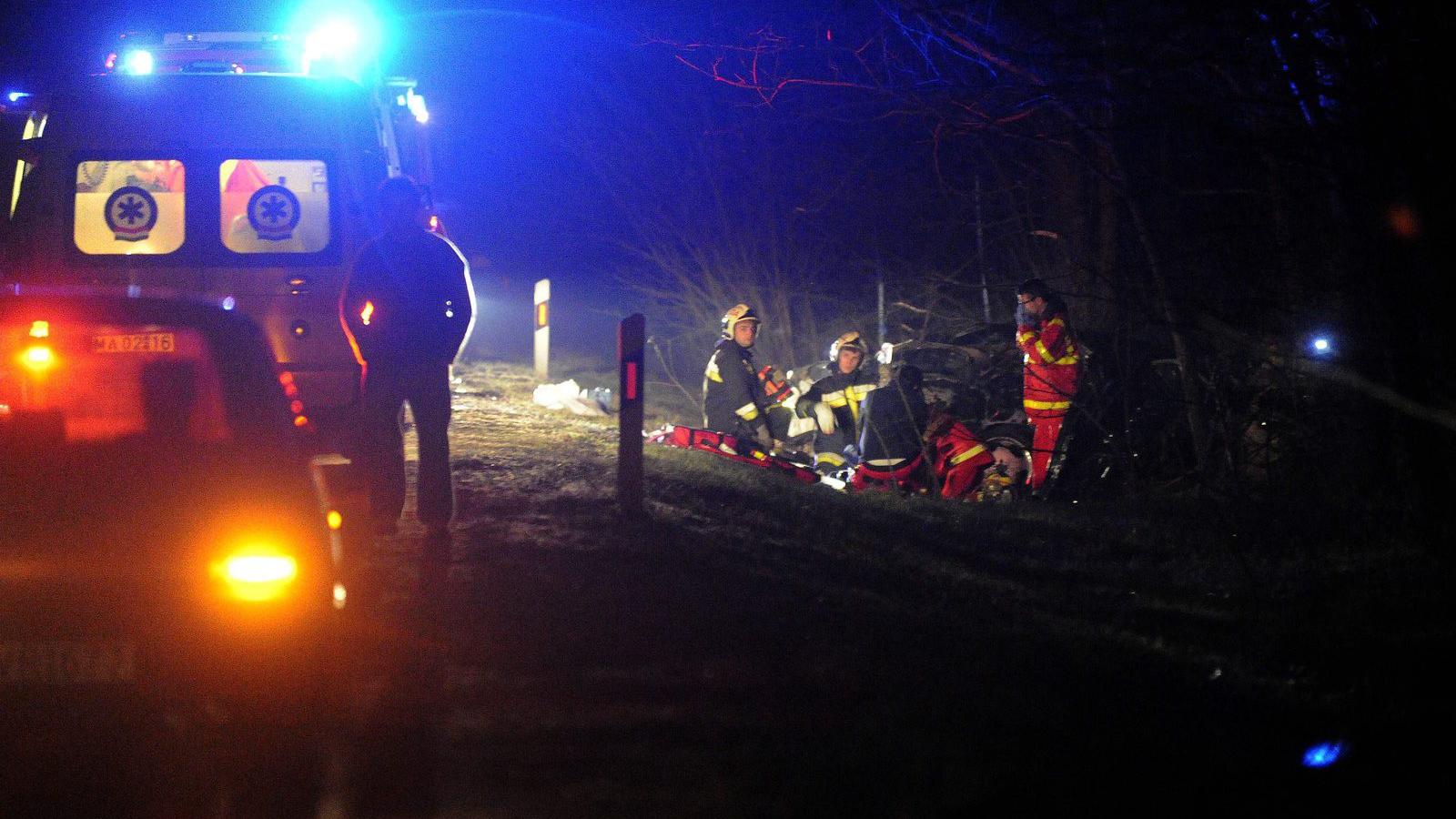 Mentősök és tűzoltók dolgoznak az 5-ös főút Pest megyei szakaszán. MTI Fotó: Mihádák Zoltán