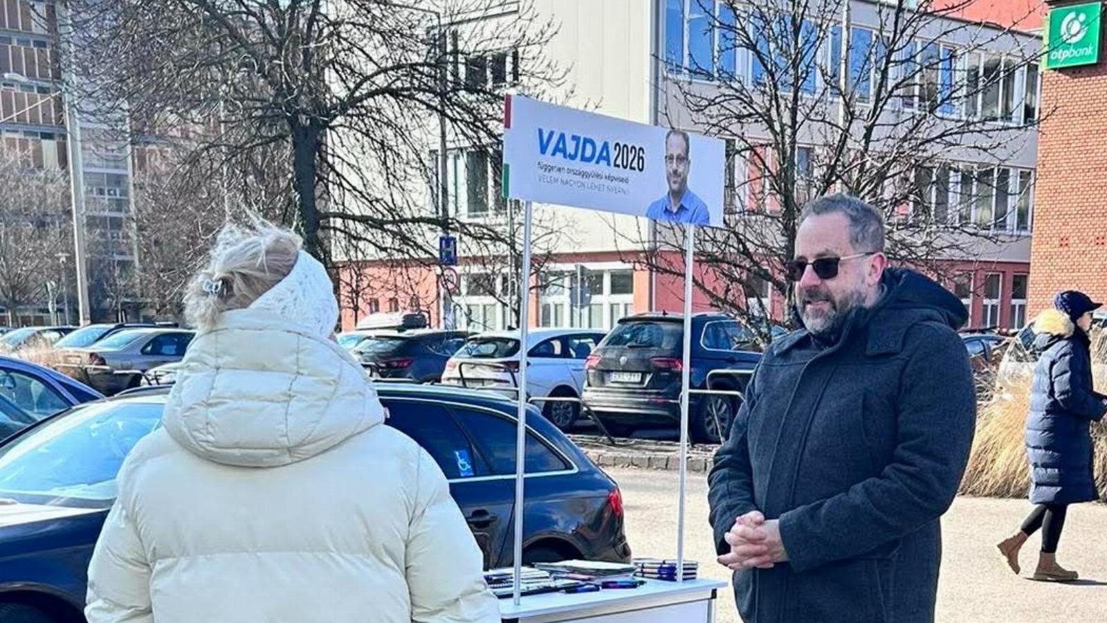 Vajda Zoltán aláírásgyűjtő pultja  március 9-én Budapesten 