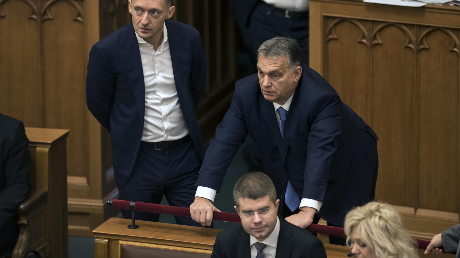 Rogán Antal ügyét Orbán Viktor most a távolból figyeli