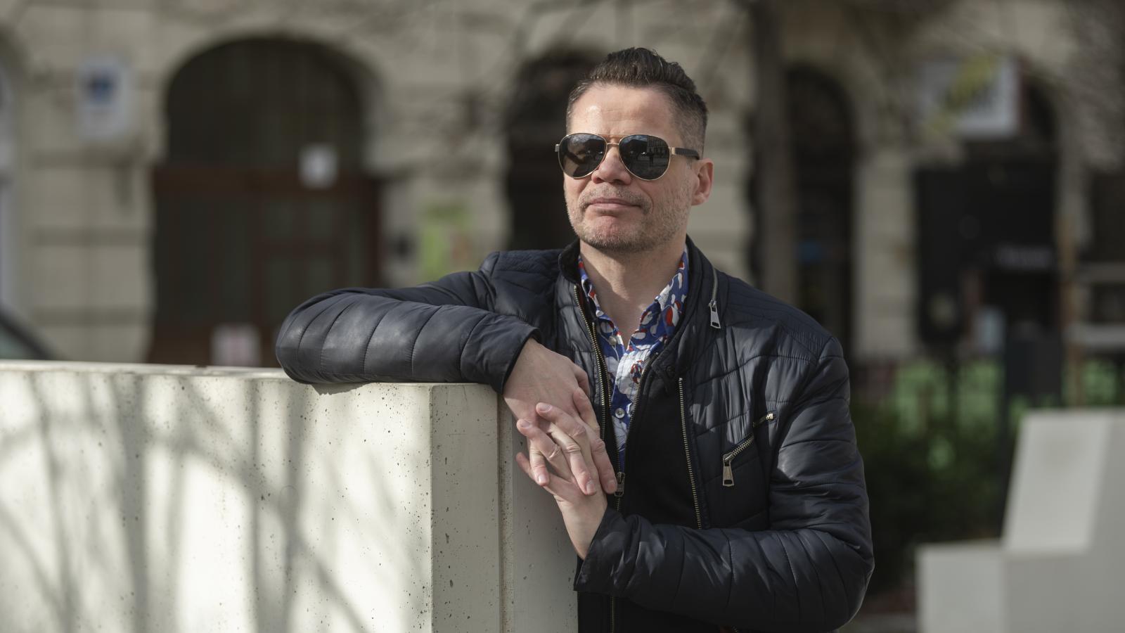 „Az innovatívan gondolkodó alkotók közvetlen hatása és hatékonysága folyamatosan csökken. Ezzel a jelenséggel szemben az érdekképviseletek is tehetetlenek, de előremutató stratégiát még nem sikerült megfogalmazniuk”