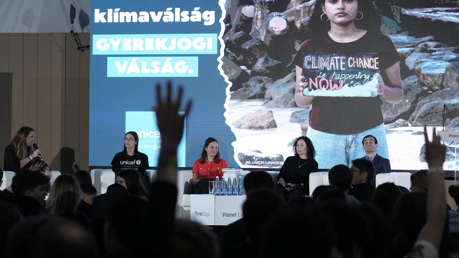 A fiatalokat kérdezték véleményükről a rövid előadások közben, és ők is kérdezhettek a kerekasztalbeszélgetés végeztével