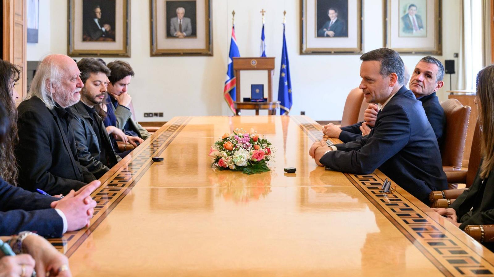 Krasznahorkai László és Haris Doukas athéni főpolgármester Athénban március 26-án