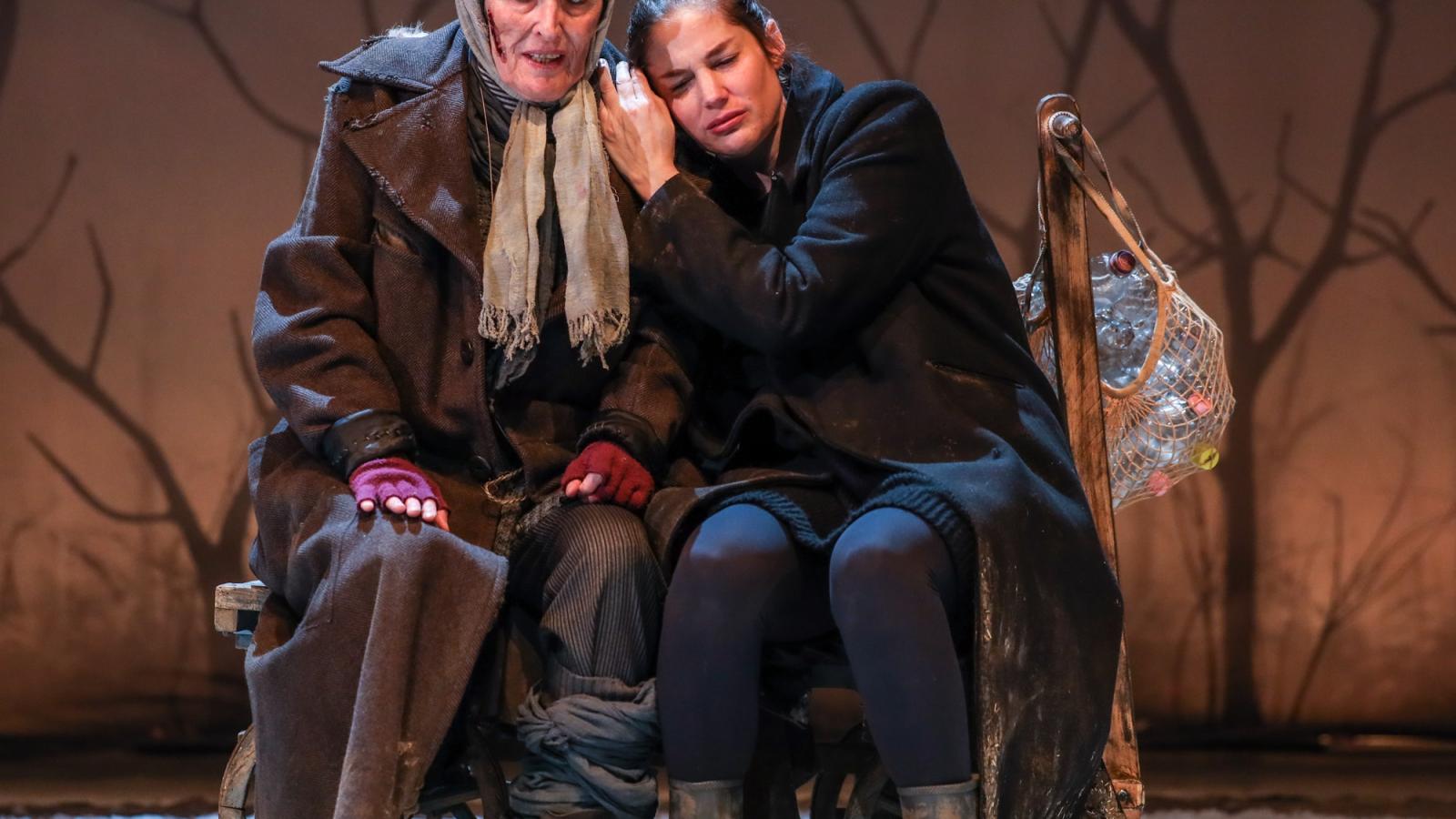 A Macskanő és a kitaszított Hester Swane (Csoma Judit és Martinovics Dorina)