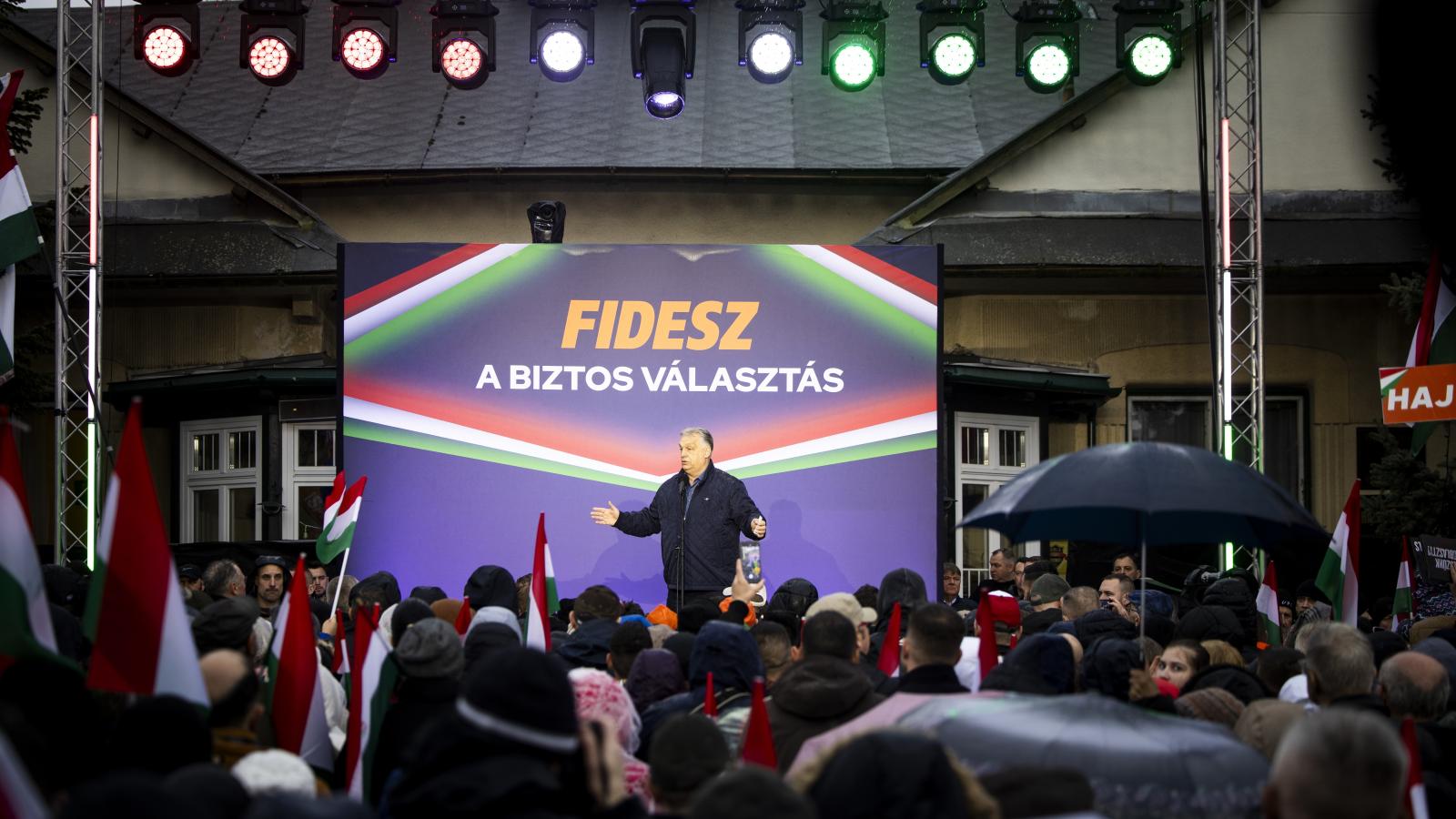 Feljelentést tettek az ellentüntetők az Orbán Viktor péceli gyűlésén őket vegzáló verőlegények miatt