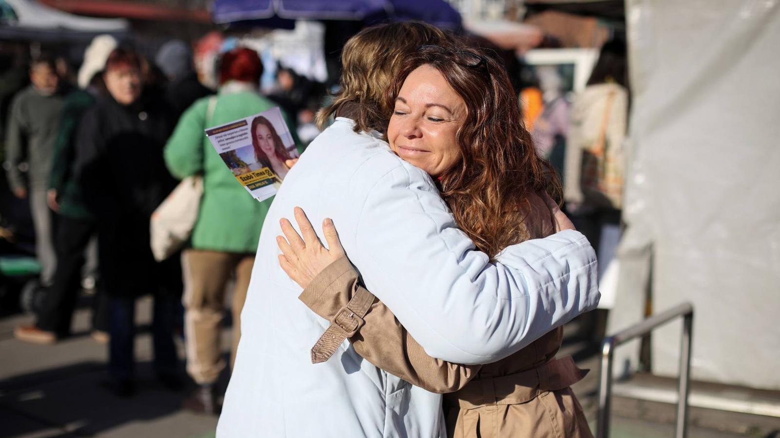 Szabó Tímea regnáló óbudai képviselő kampány közben. Végül ő is úgy döntött: visszalép