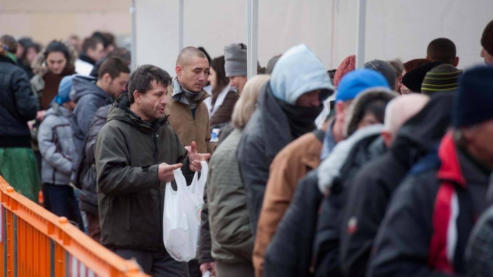 A fotósorozat karácsony másnapján, pénteken készült a fővárosban, a Blaha Lujza téren. Orbán Viktor miniszterelnök többször és n