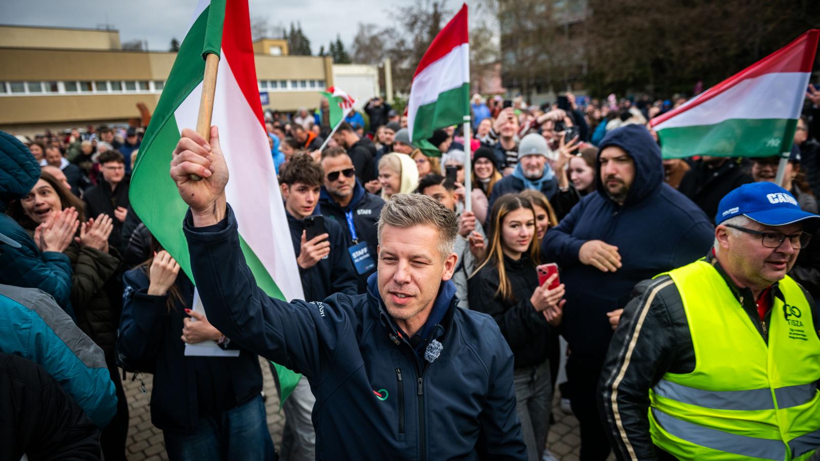 Magyar Péter országjárásának oroszlányi állomásán. Nekik áll a zászló