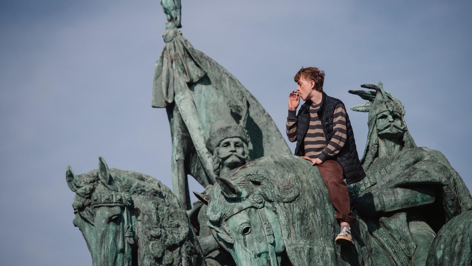 Képünk illusztráció, a  Magyar Kétfarkú Kutyapárt Legyen mindenki egyforma! elnevezésű békemenete 2024. április 12-én